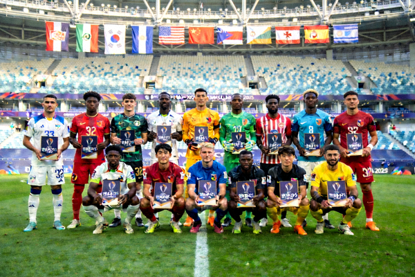 世俱杯32支参赛球队代表在赛前合影的画面